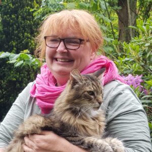 Portrait Stefanie Schult mit einem Kater im Arm
