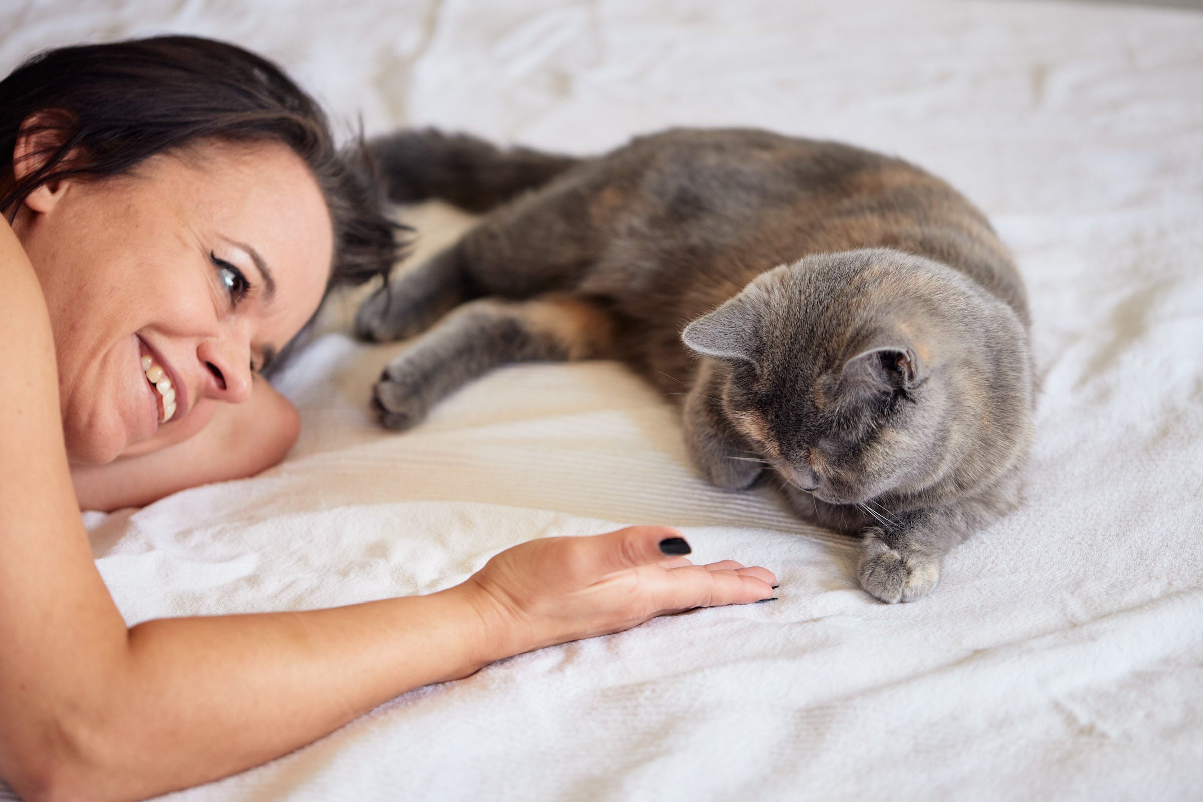 Carmen nimmt Kontakt mit ihrer Katze auf