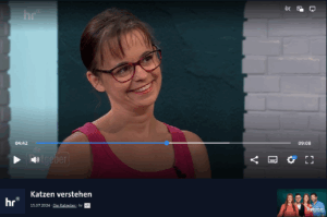 Das Bild zeigt Carmen Schell im Interview bei "Die Ratgeber" im HR Fernsehen. Sie schaut den Moderator lächelnd an.