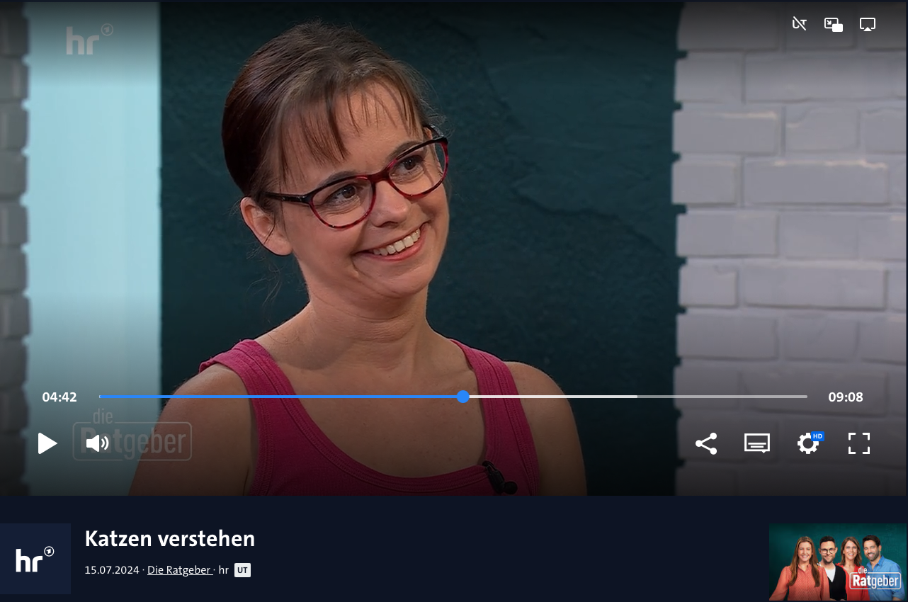 Das Bild zeigt Carmen Schell im Interview bei "Die Ratgeber" im HR Fernsehen. Sie schaut den Moderator lächelnd an.